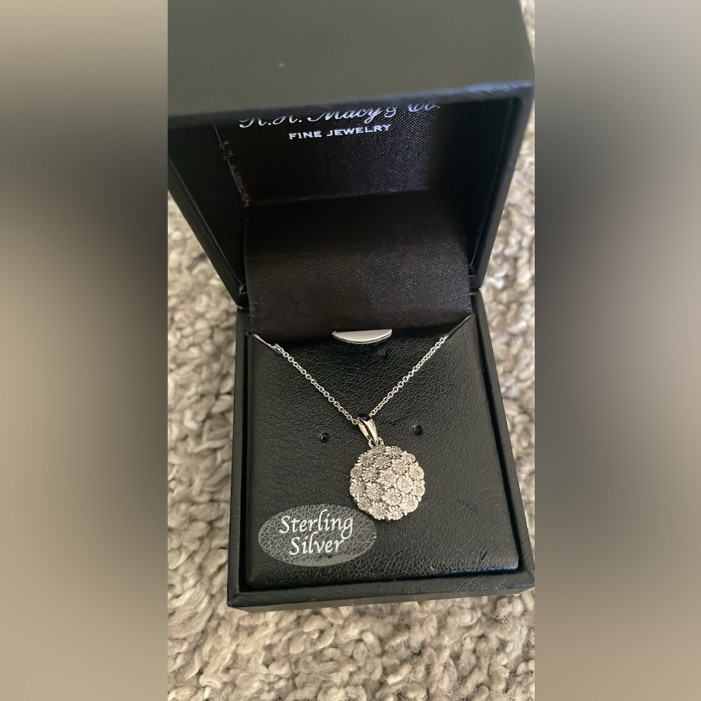 Elegant Silver Floral Pendant Necklace